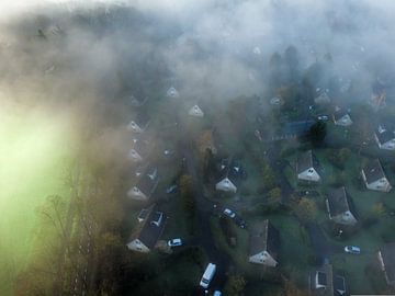 Park met huizen bij opkomende zon en mist van Benny Niemeijer