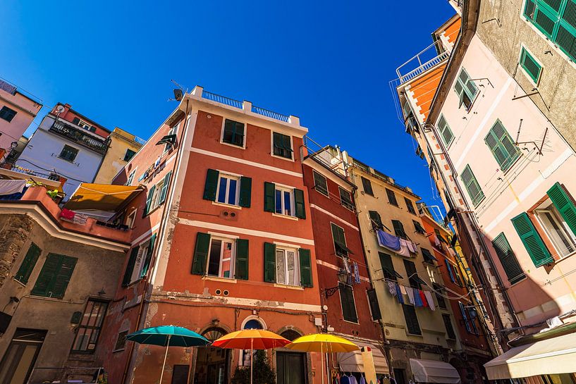 Bâtiments historiques colorés à Vernazza, sur la côte méditerranéenne i par Rico Ködder