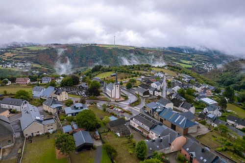 Bourscheid Dorp in de Mist vanuit de Lucht