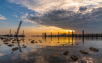Avondstilte aan het kanaal van Ria Overbeeke