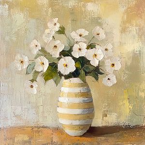 Fleurs printanières blanches sur vase rayé