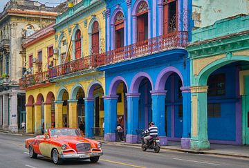 Oldtimer in colourful street in Havana Cuba by Get Hit