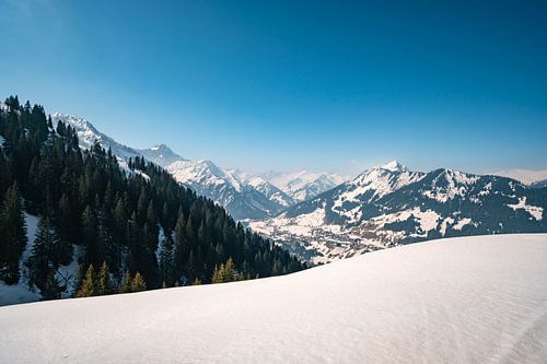 Saharazand op sneeuw boven het Kleinwalsertal