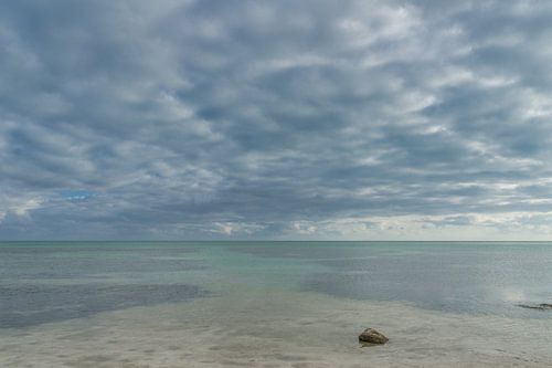 Verenigde Staten, Florida, Eindeloze stille oceaanhorizon en pluizige wolken