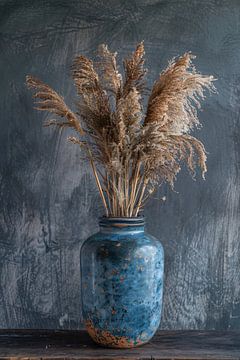 Rustieke blauwe vaas met droogbloemen tegen donkere achtergrond van De Muurdecoratie