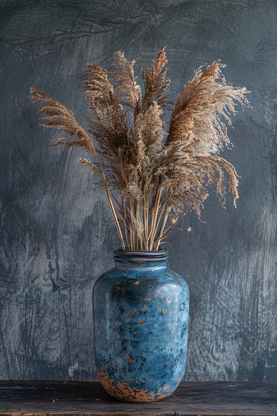 Rustieke blauwe vaas met droogbloemen tegen donkere achtergrond van Art & Soul Creations