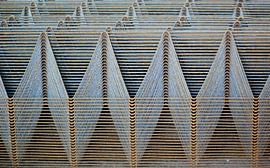 Abstraktes Muster in Stahldraht von Annemie Hiele