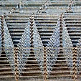 Abstract pattern in wire steel by Annemie Hiele