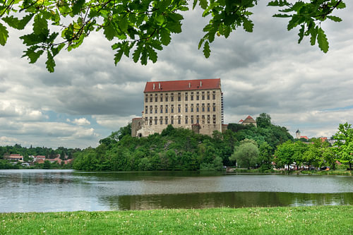 « Majestic Serenity » : un château historique surplombant des eaux paisibles, pour une décoration raffinée du salon