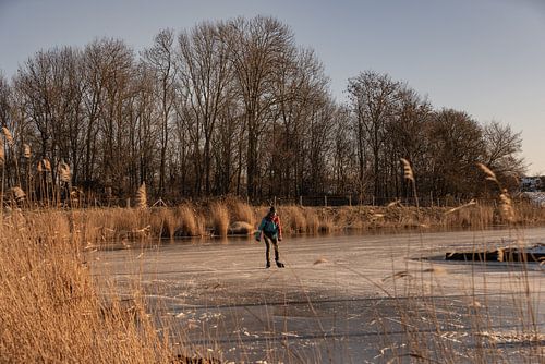 Eenzame schaatser op het ijs in Veere