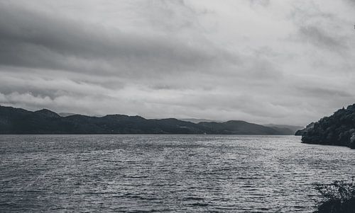 Urquhart Castle aan het beroemde meer Loch Ness in Schotland. Prachtig landschap in een rustige sfeer. Stilte, vrede en eenzaamheid.