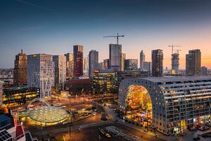 De Markthal onder een gouden hemel