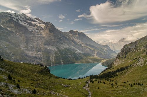 Le lac de montagne Oeschinensee, d'un bleu limpide, au-dessus de Kandersteg dans les Alpes suisses