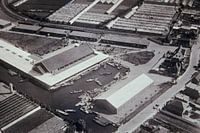 Photo aérienne historique Groenteveiling Naaldwijk en noir et blanc.