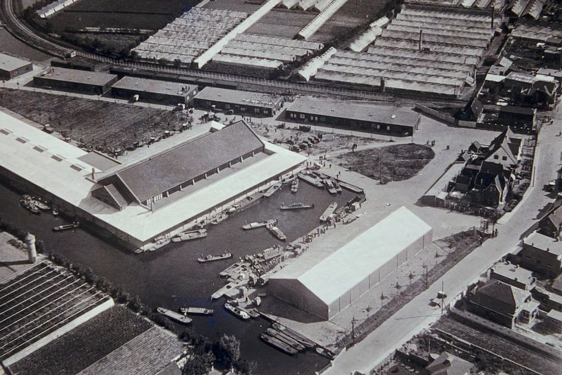 Historisches Luftbild von Groenteveiling Naaldwijk in schwarz-weiß. von Nicolaas Digi Art