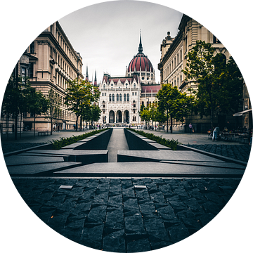 Diep Boedapest, Contrastrijke straatopname met uitzicht op het Parlement van Fotos by Jan Wehnert