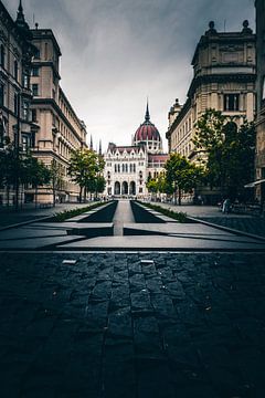 Deep Budapest, contrasty street shot with view to the parliament by Fotos by Jan Wehnert