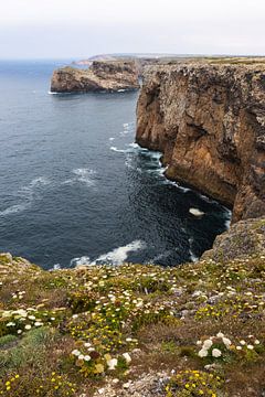 De kliffen van Costa Vicentina in Portugal van OCEANVOLTA