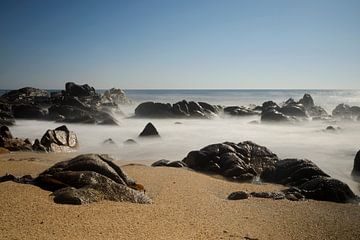 rotsen op het strand van Quião in het Noorden van Portugal van gaps photography