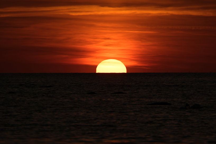Zonsondergang op het strand van de Baltische Zee, romantisch van Martin Köbsch