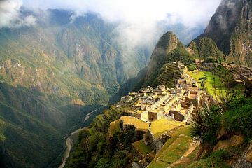 Machu Picchu bij zonsopgang in de mist van Thomas Zacharias