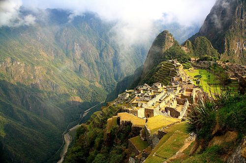 Machu Picchu bij zonsopgang in de mist