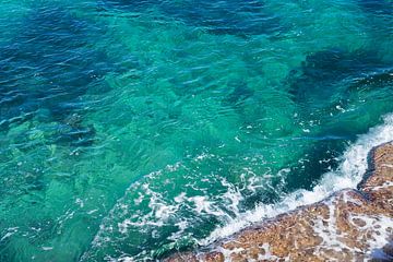 L'eau de mer claire coule sur les rochers 1