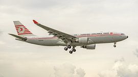 Landende Airbus A330-200 van Turkish Airlines.