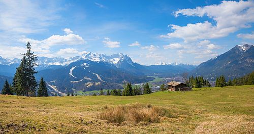 weide met houten hut op Wank Mountain, uitzicht op Zugspitze an