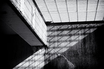 Jeu d'ombres sur le béton