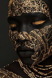 Beauté mystique en noir et or sur Poster Art Shop