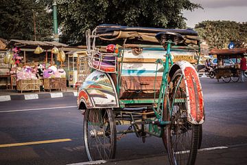Traditionele becak (fietstaxi) in Jogjakarta, Java, Indonesië. van Jeroen Langeveld, MrLangeveldPhoto
