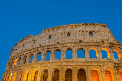 Mooi avondopname van het Colosseum in Rome