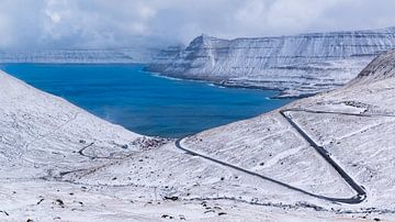 Verse sneeuw aan de kust boven Funningur van Denis Feiner