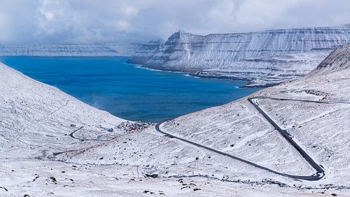 Verse sneeuw aan de kust boven Funningur