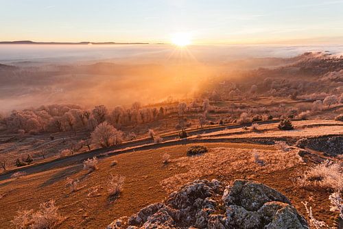 Zonsondergang met mist op de Hohenstaufen - Spielburg -