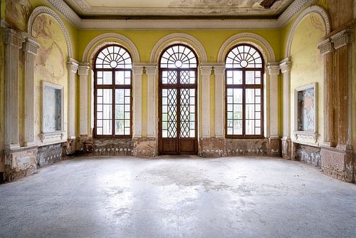 Gare abandonnée en décomposition.