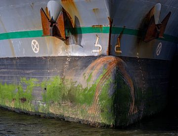 Sporen op de boeg van een vrachtschip in de haven. van scheepskijkerhavenfotografie
