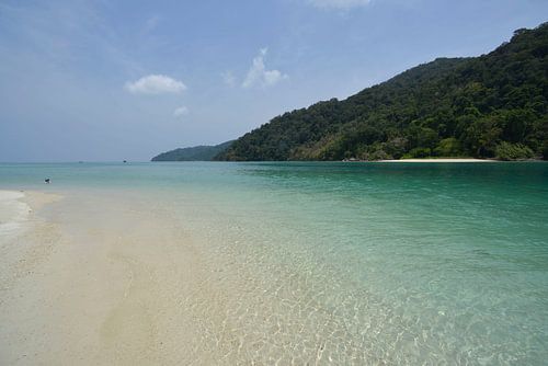 Rustig tropisch strand in Thailand van Anjo Kan