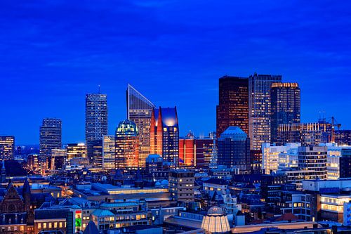 skyline van Den Haag kort na zonsondergang