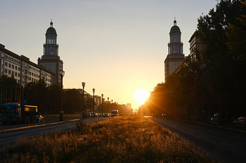 Frankfurter Tor Zwillingstürme bei Sonnenaufgang - Karl-Marx-Allee Berlin