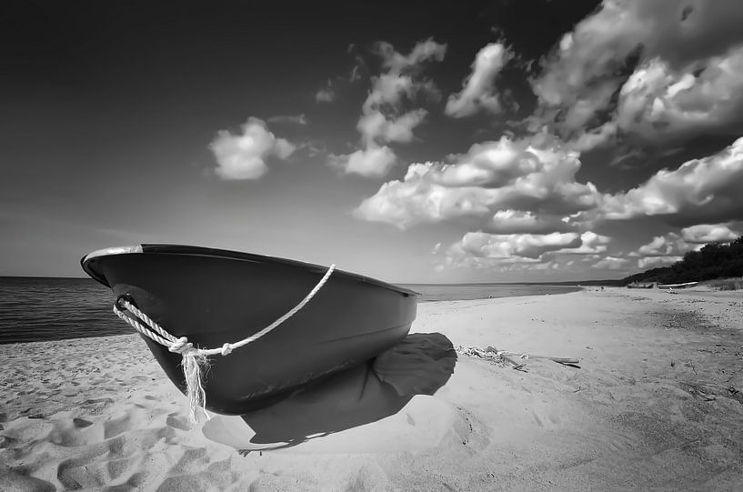 Boot op het Strand Zwart Wit van Marlika Art