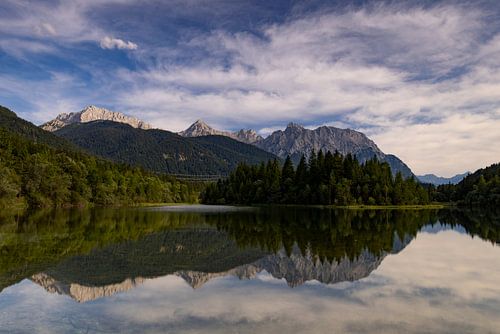 Avondlijke sfeer aan het Isar stuwmeer met Karwendel gebergte