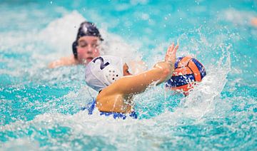 waterpolo actie van Renata Jansen