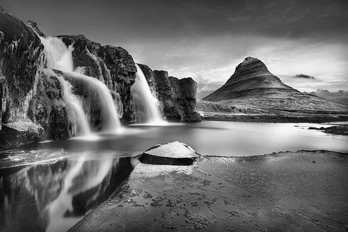 IJslands landschap met de berg Kirkjufell in zwart-wit