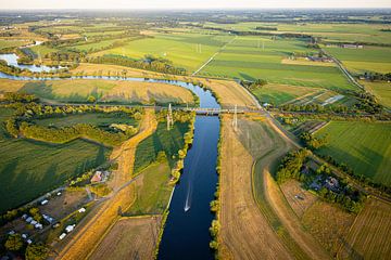 Een bootje vaart over de Vecht bij Zwolle van Stefan Verkerk fotografie