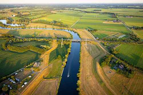 Een bootje vaart over de Vecht bij Zwolle
