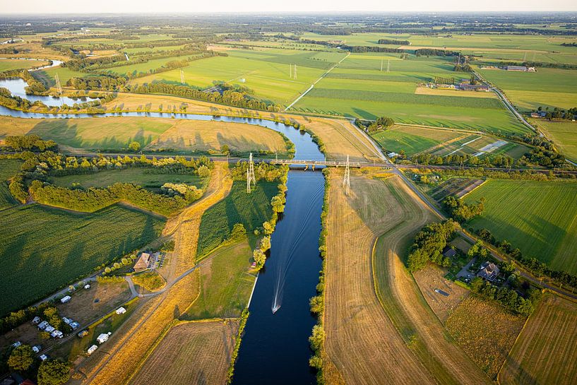 Un bateau navigue sur la Vecht près de Zwolle par Stefan Verkerk fotografie