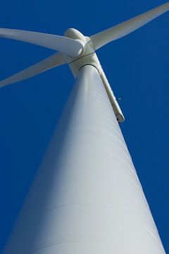 Windmolen tegen de blauwe lucht.