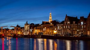 Spaarne avec vue sur la Grote Kerk et le musée Teyler